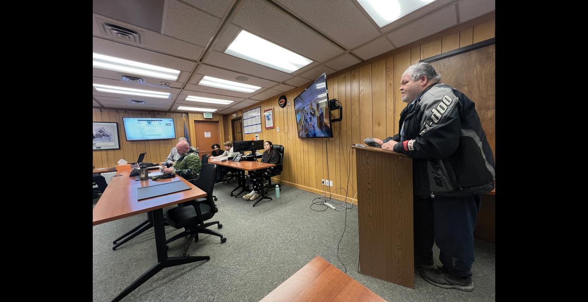 Photo by Diana Haecker PUBLIC COMMENT— Taxi driver Steven Longley provides comments during last Monday’s city council meeting.