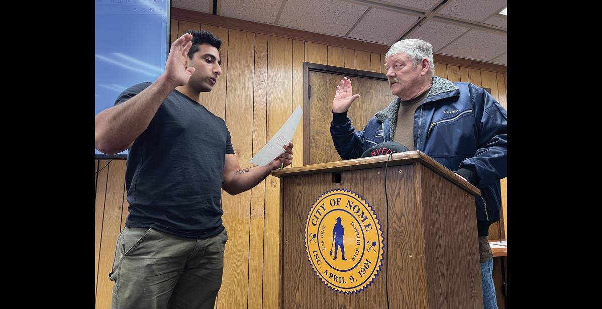 NEW COUNCIL MEMBER— Deputy City Clerk Wali Rana, left, administers the oath of office to newly elected council member Randy Oles, on Tuesday, Oct. 13 at City Hall. Photo by Diana Haecker