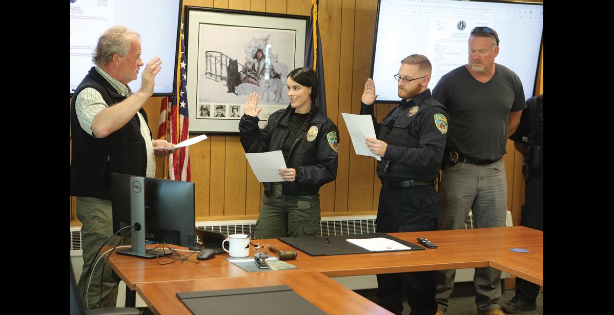 Photo by Diana Haecker OATH OF OFFICE— Mayor John Handeland administers the oath of office to Chelsea Griffin and Leighton McNabb as NPD Deputy Chief Will Crockett looks on.